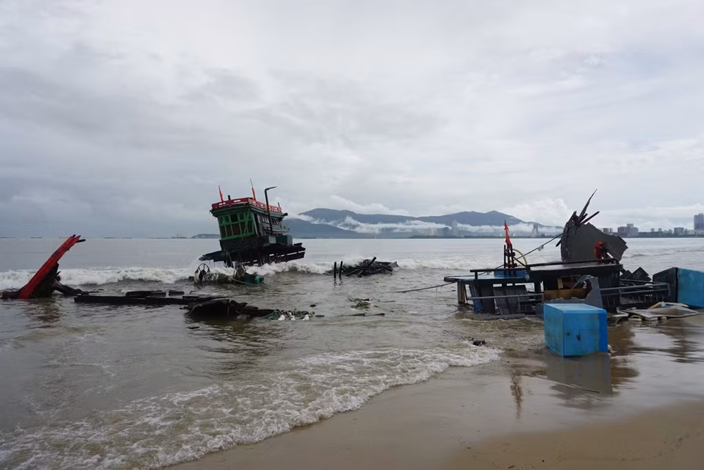 2 tàu cá của ngư dân bị hư hỏng nghiêm trọng do sóng lớn -1