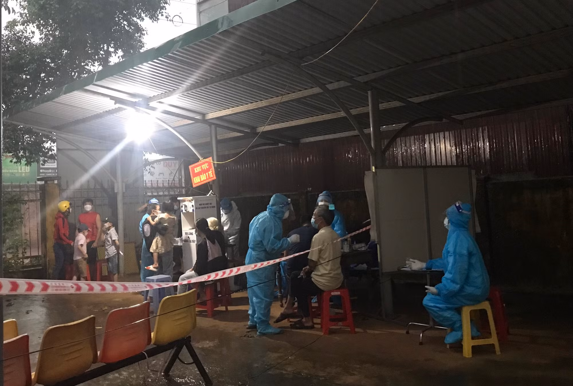 Bí thư thị trấn mắc COVID-19, nhiều công chức phải cách ly -0
