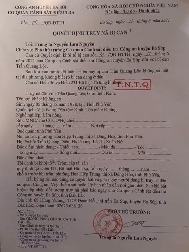 Cảnh sát lao vào quật ngã đối tượng trốn nã thu giữ con dao trước khi bắt giữ -0