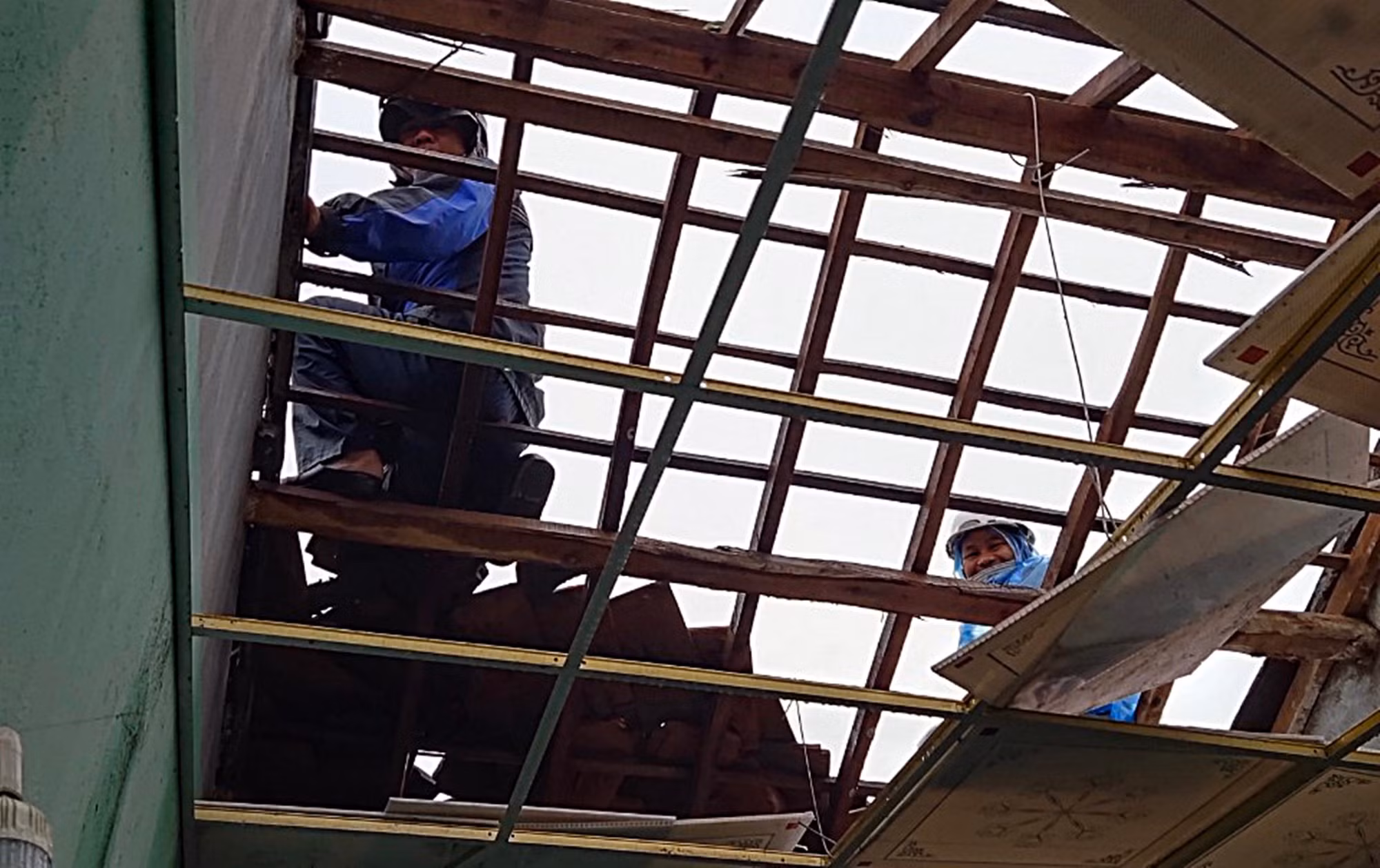 Lốc xoáy làm tốc mái hàng chục nhà người dân tại Quảng Ngãi -0