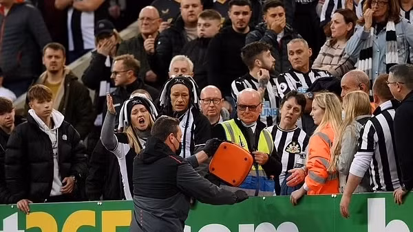 Cứu mạng CĐV đột quỵ, cầu thủ Tottenham yêu cầu trọng tài dừng trận đấu