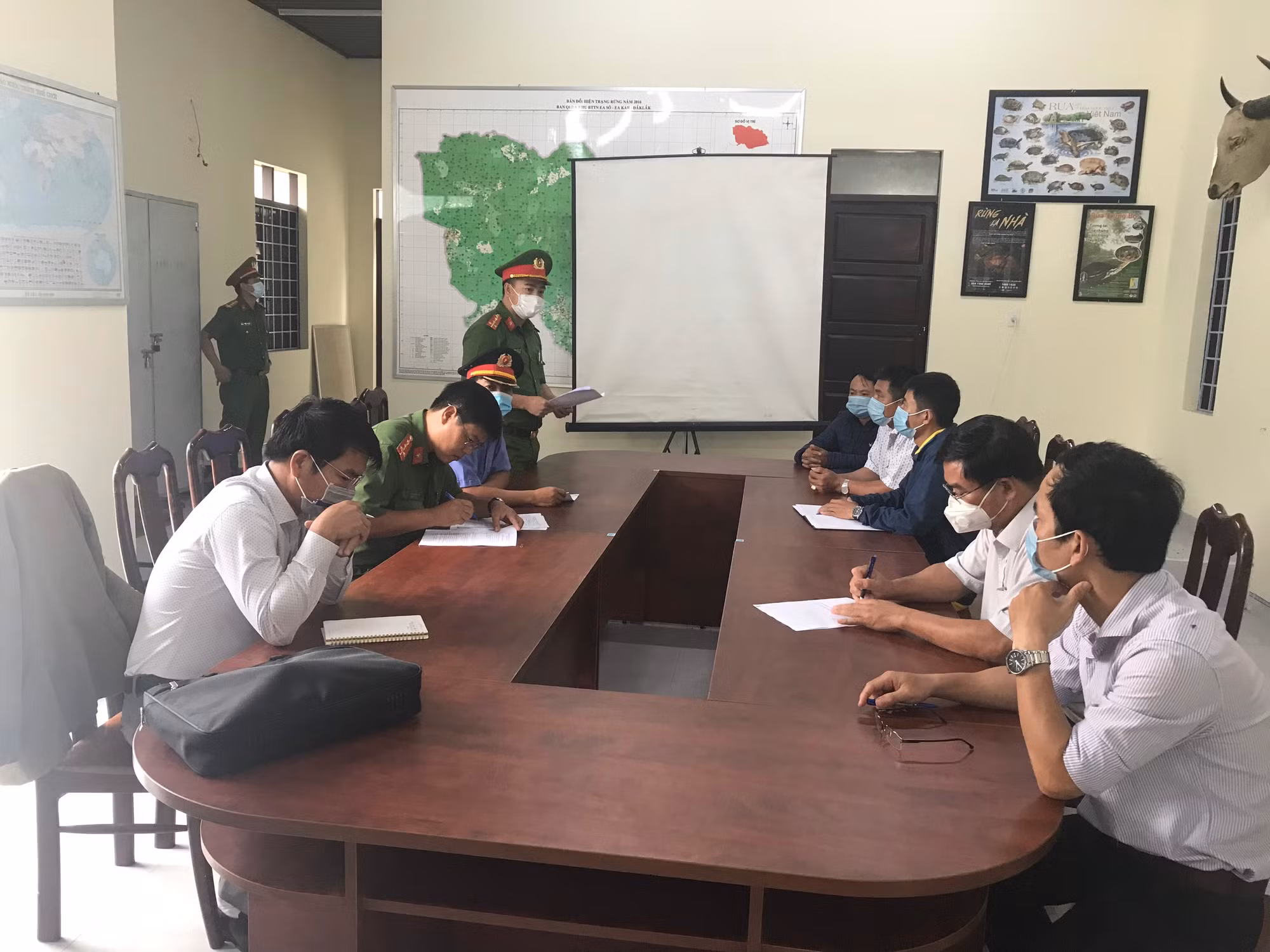 Thêm một cán bộ kiểm lâm bị bắt trong vụ phá rừng Ea Sô -0