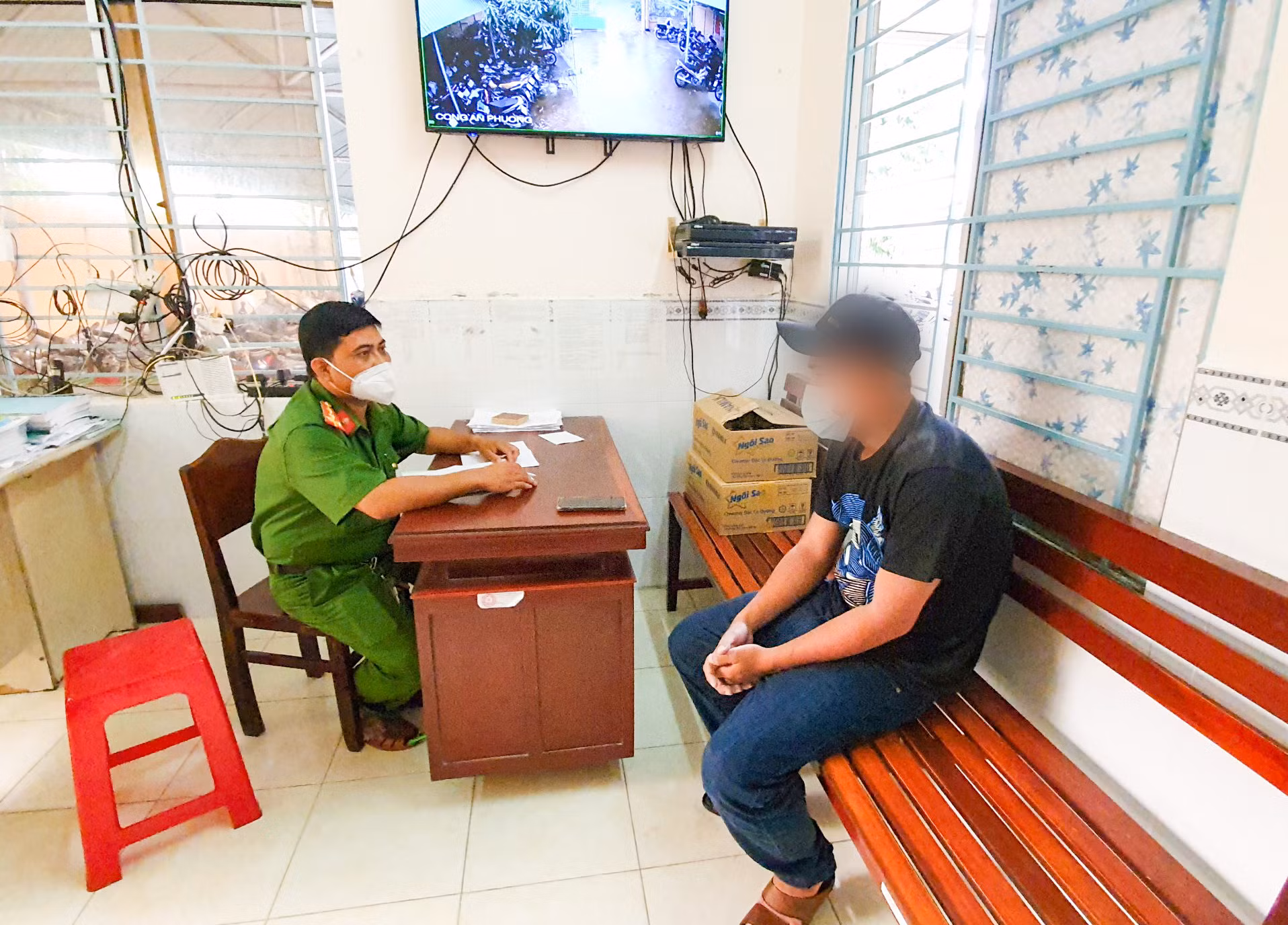 Công an phường kiên trì khuyên ngăn người đàn ông ẵm con nhỏ định nhảy cầu tự tử -0