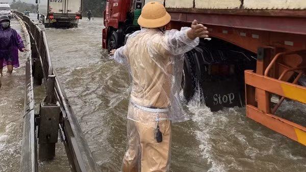 CBCS Công an dầm mình trong mưa lũ, đảm bảo chống dịch và ATGT trên QL1A