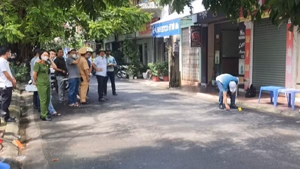 Xác định các đối tượng trong livestream cầm vật giống súng nổ nhiều phát ảnh 2