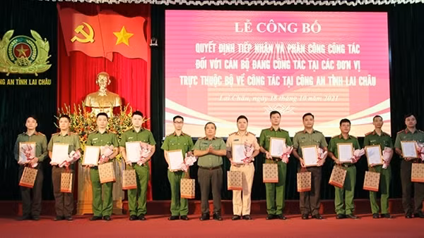 Tặng quà cán bộ, giảng viên tăng cường xã biên giới trọng điểm ảnh 2