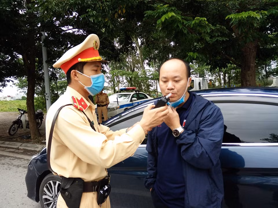 Tăng cường kiểm tra, xử lý “ma men” cầm lái khu vực ngoại thành -2