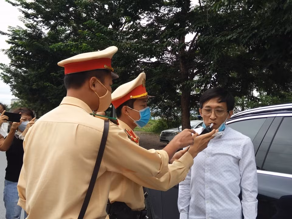 Tăng cường kiểm tra, xử lý “ma men” cầm lái khu vực ngoại thành -1