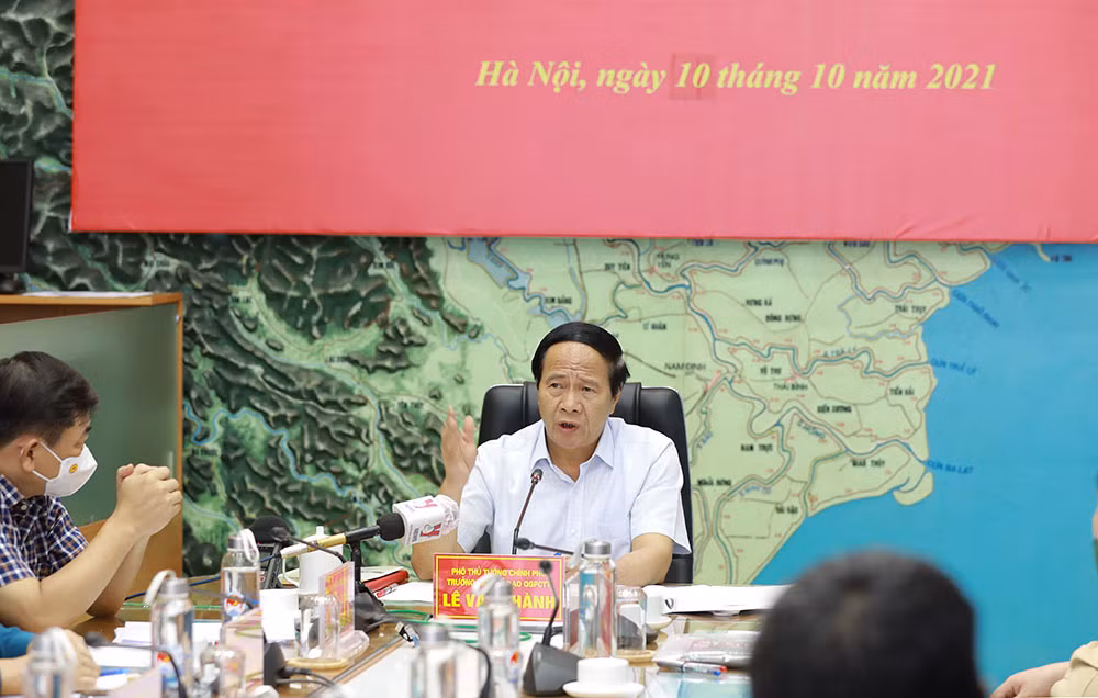 Hỗ trợ gần 2.000 người dân đi bộ về quê -0