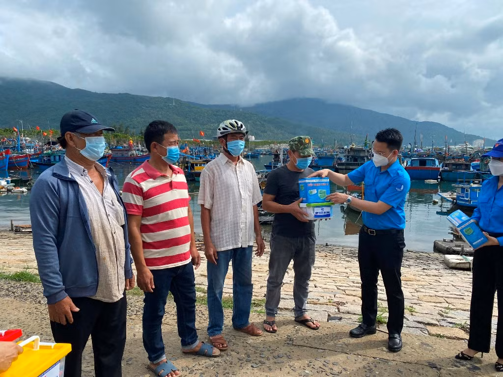 Trao tặng Hộp thuốc an sinh giúp ngư dân vươn khơi bám biển -0