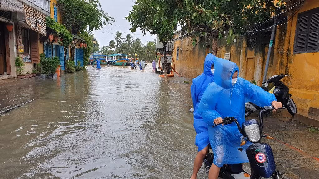 Mưa lũ gây ngập sâu nhiều nơi tại phố cổ Hội An -0