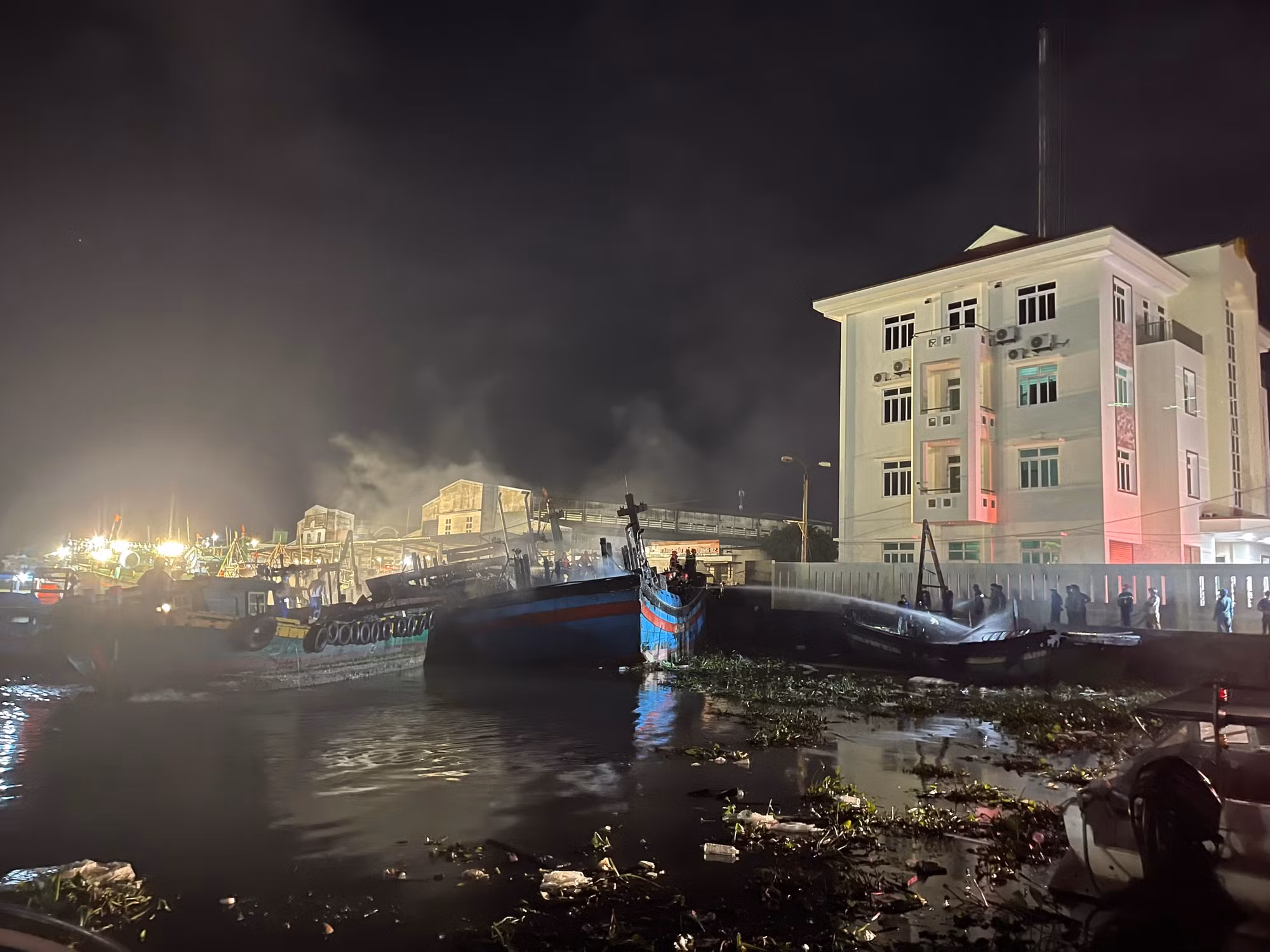 Xuyên đêm cứu hàng trăm tàu thuyền thoát họa “bà hỏa” -0