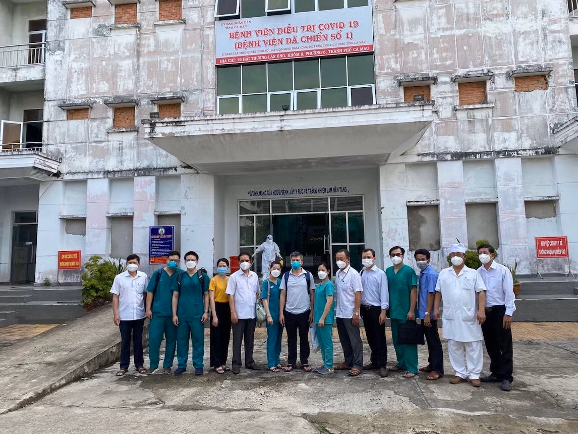 Đoàn công tác Bệnh viện Chợ Rẫy cùng “Bác sĩ 91” tới Cà Mau hỗ trợ phòng chống dịch COVID-19 -2