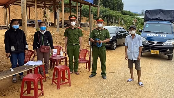 Nhiều học sinh và giáo viên Nam Trà My dương tính với virus SARS- CoV-2 ảnh 3