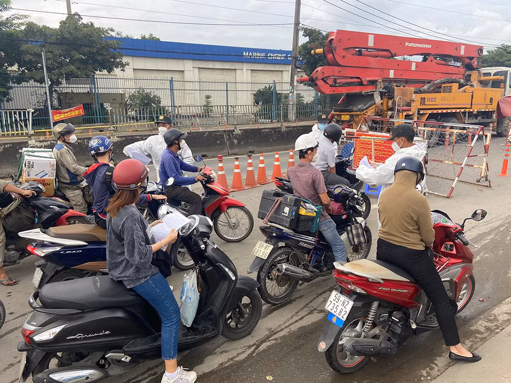 Người lao động bắt đầu trở lại thành phố làm việc -0