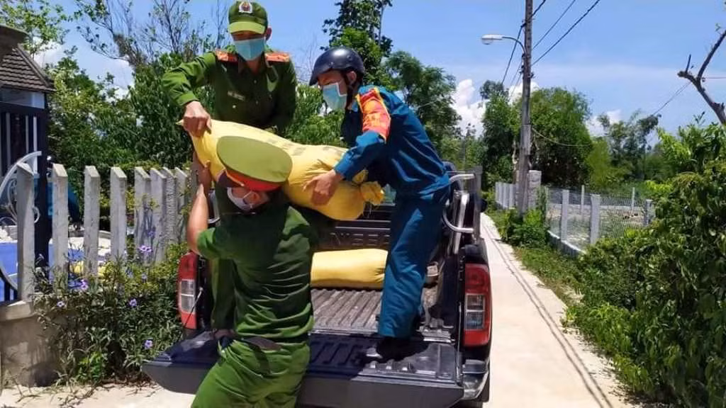 Nhiều chiến sĩ trẻ Công an TP Đà Nẵng được tuyên dương tấm gương thanh niên có nghĩa cử cao đẹp, cống hiến vì cộng đồng -1