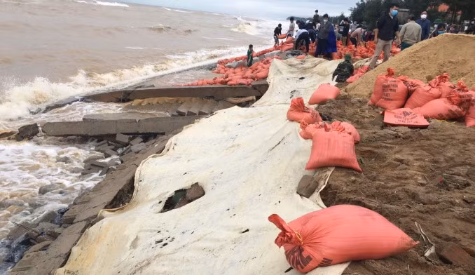 Hai kè biển gần trăm tỷ bị sóng đánh tan hoang -0