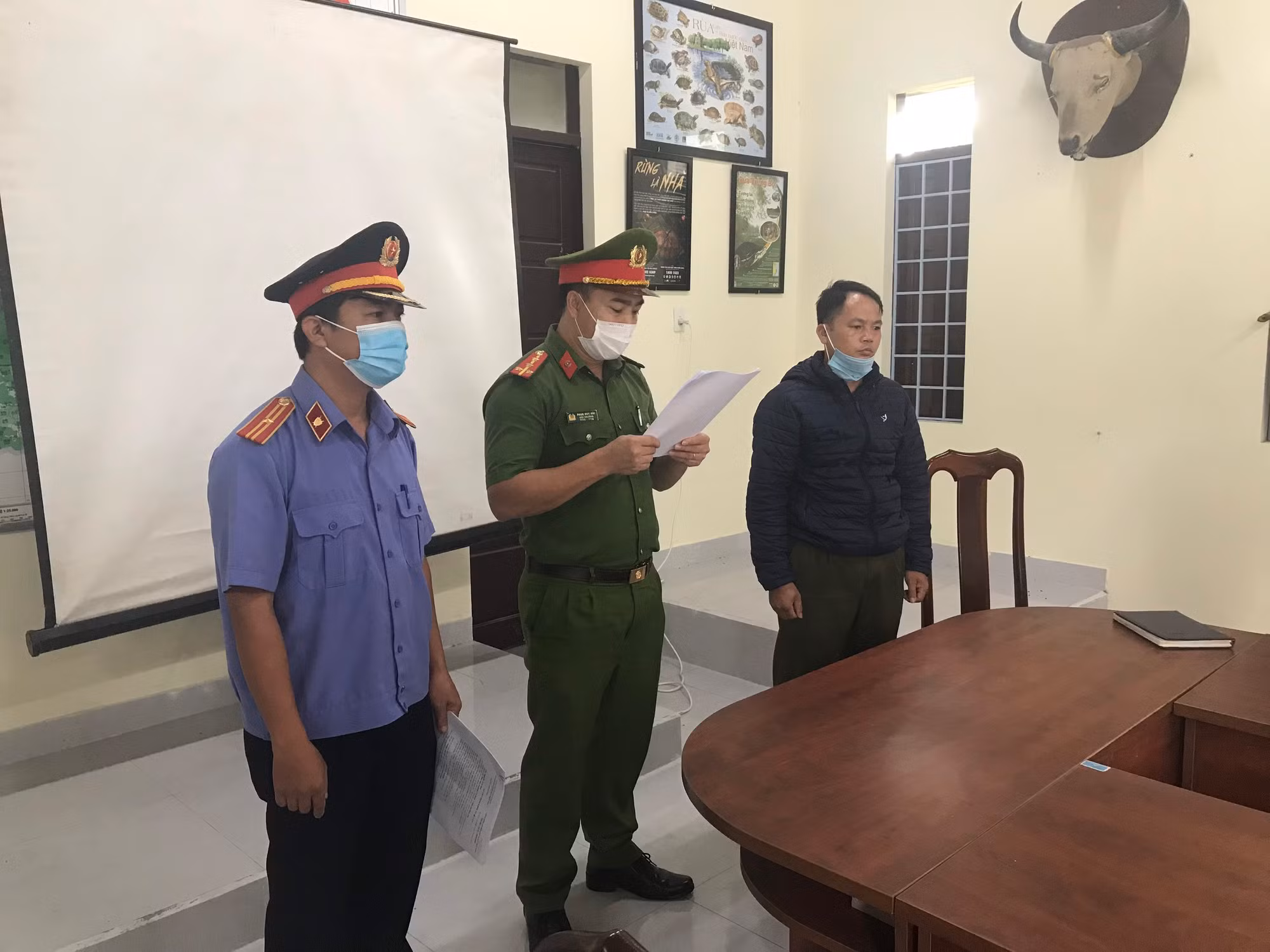 Thêm một cán bộ kiểm lâm bị bắt trong vụ phá rừng Ea Sô -0
