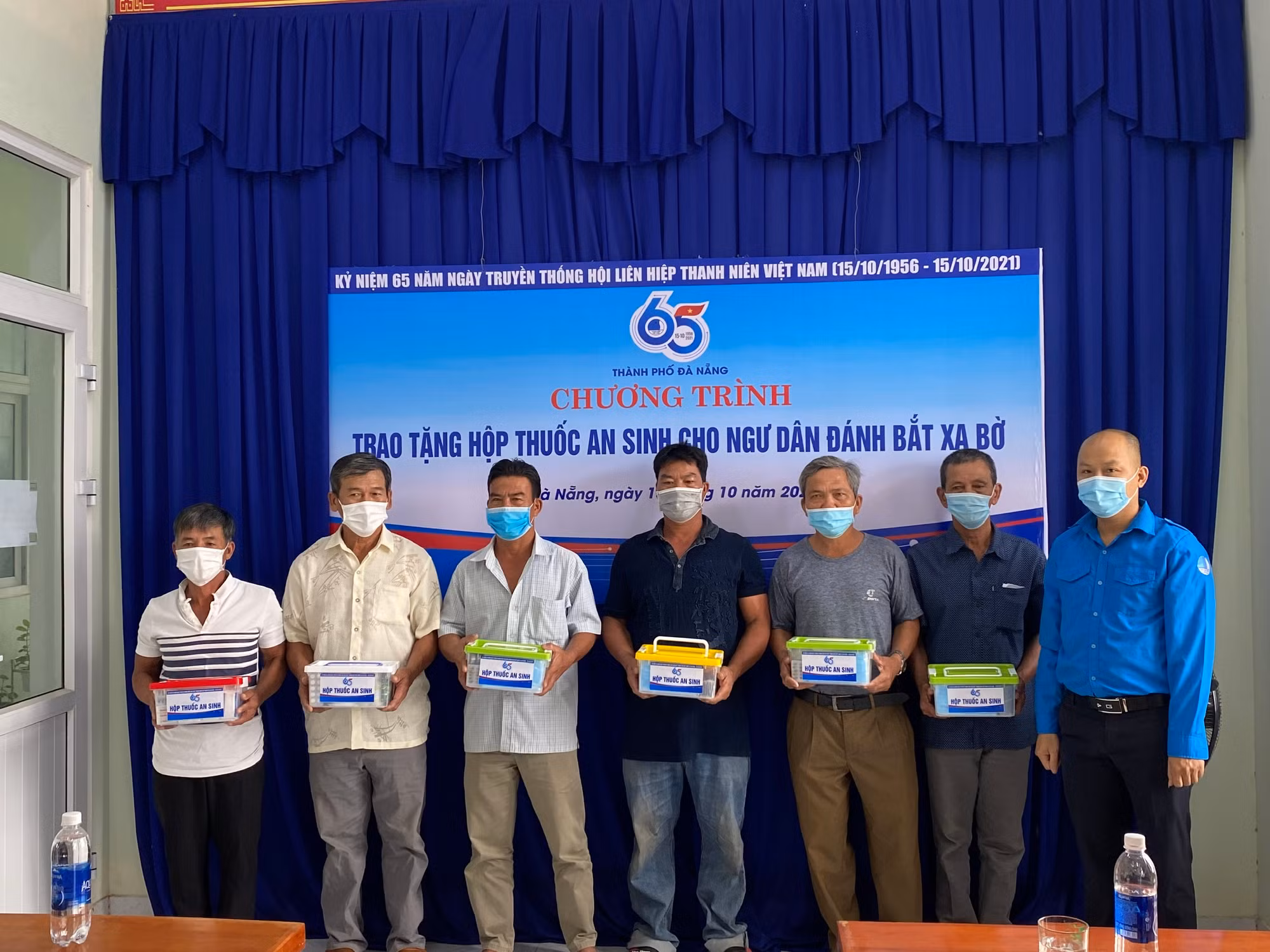 Trao tặng Hộp thuốc an sinh giúp ngư dân vươn khơi bám biển -1