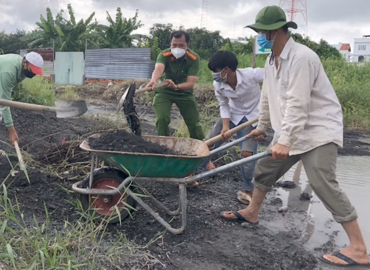 Công an “dặm vá ổ gà