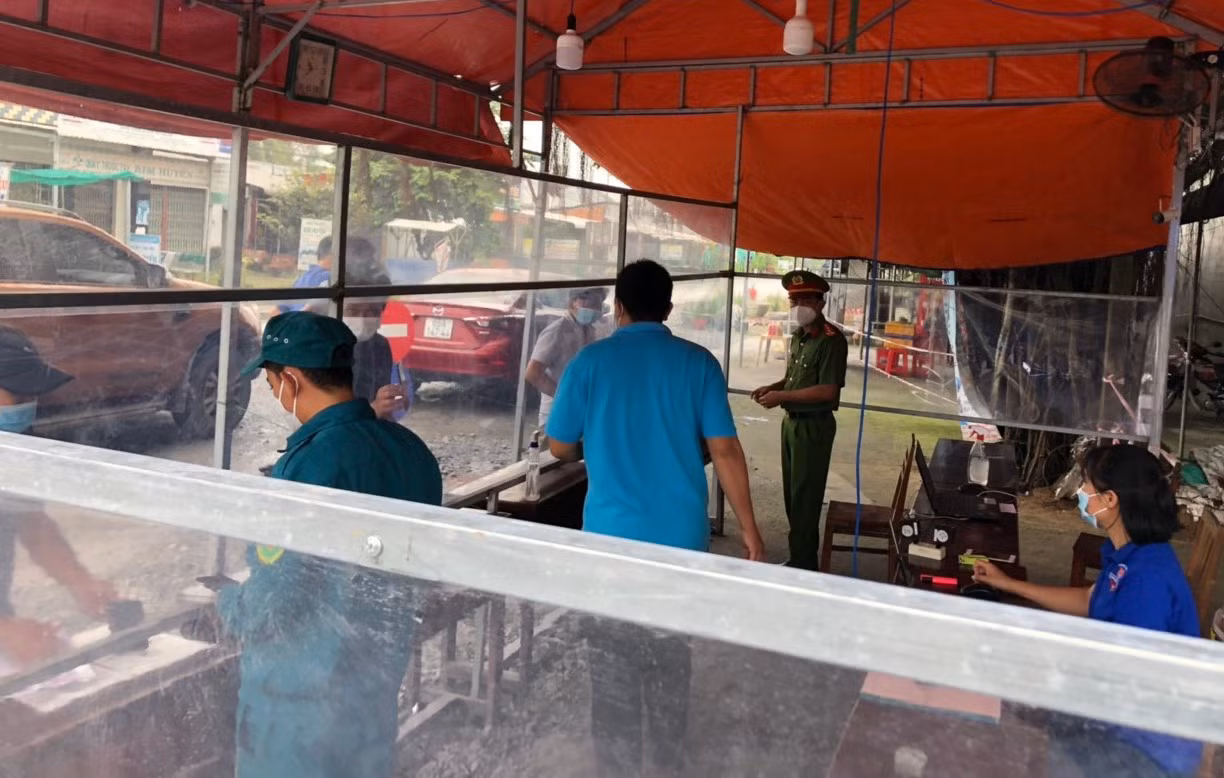 Việc đi lại qua nhiều tỉnh vẫn khó khăn -0