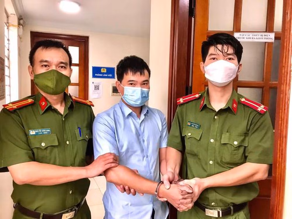 Giám đốc công ty dược phẩm tham ô, trốn truy nã -0