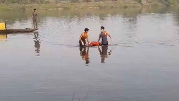 Tìm thấy thi thể người chồng sau vụ lật ghe đánh cá trên đầm Cầu Hai ảnh 5
