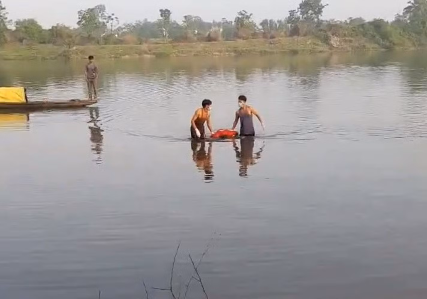 Tìm kiếm 2 vợ chồng mất tích khi đánh cá trên sông Bồ -0