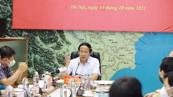 Bị trộm sạch tiền, phải đi bộ 1.300km về quê được Công an giúp đỡ ảnh 3