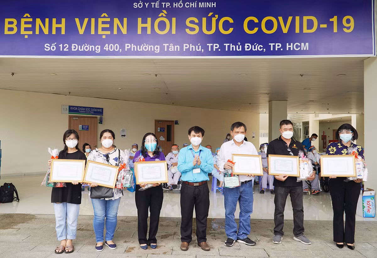 Những chuyến xe tình thương đưa bệnh nhân COVID-19 khỏi bệnh về nhà -0