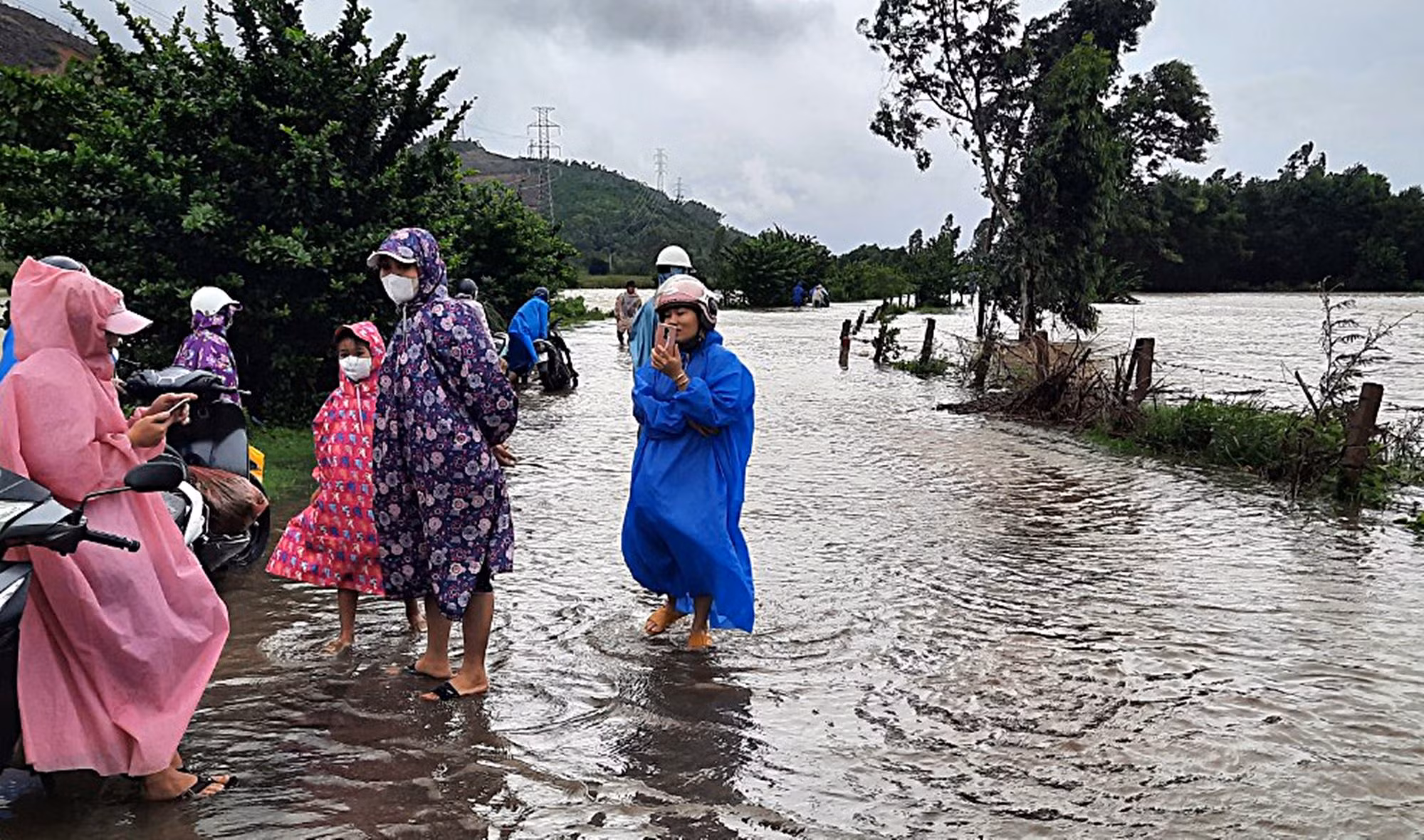 Mưa lũ, sạt lở đất gây chia cắt nhiều nơi tại Quảng Nam, đường Hồ Chí Minh ách tắc nghiêm trọng -0