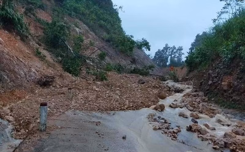 Công an nỗ lực giúp dân phòng tránh lũ -0
