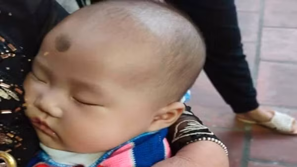 Bé trai sơ sinh bị bỏ rơi trước cổng chùa Trúc Lâm ảnh 2