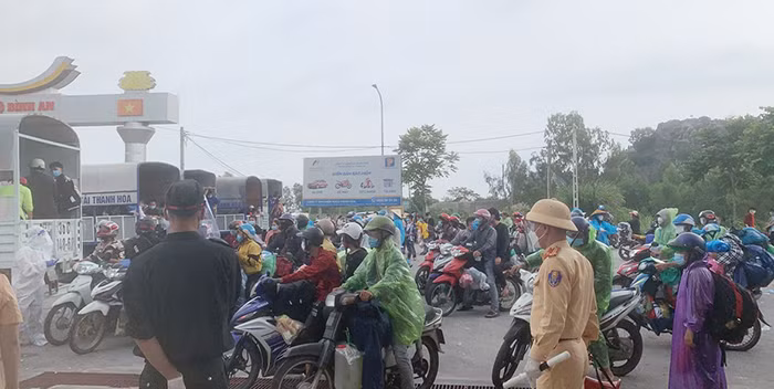 Ấm lòng bóng sắc phục giúp người về bản quán -0
