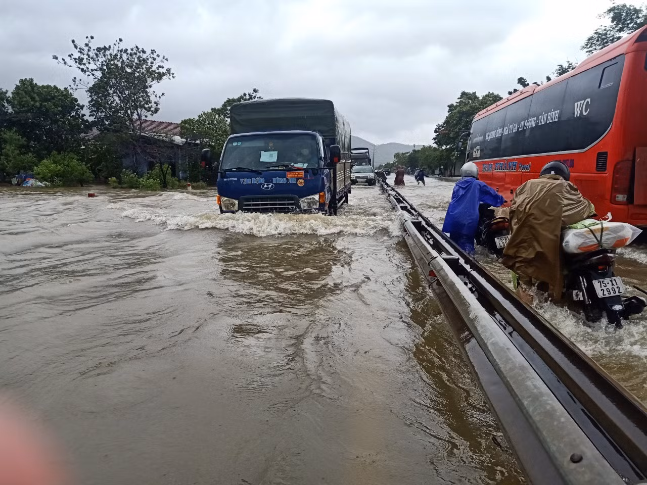 Thừa Thiên Huế: Mưa lớn, thủy điện tăng mức xả lũ, nhiều địa phương ngập cục bộ -1