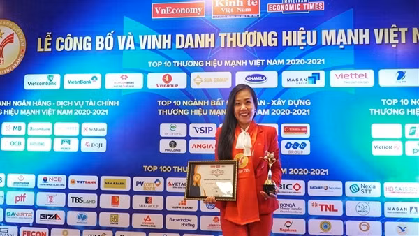 Techcombank tặng 5 tỷ đồng tri ân lực lượng tuyến đầu chống dịch tại TP Hồ Chí Minh ảnh 2