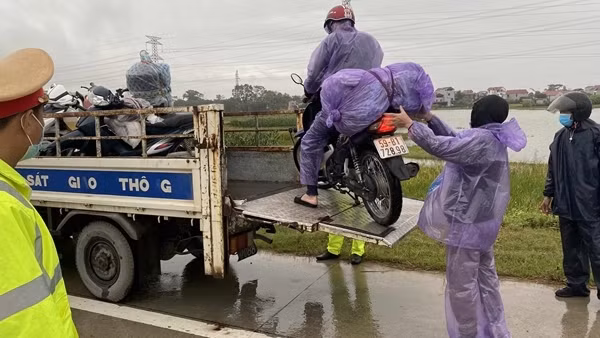Cảnh sát giao thông Bắc Giang nỗ lực hỗ trợ người dân trở về quê