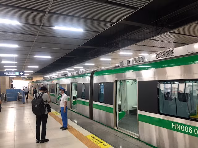 Nhân viên nhà ga sẽ hướng dẫn ga đi, ga đến cho khách