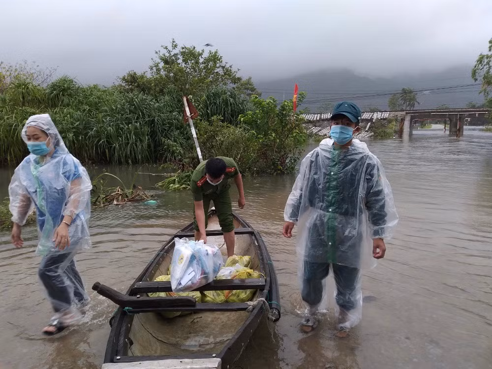 Công an huyện Phú Lộc dầm mình trong mưa lũ để chống dịch, đảm bảo an toàn giao thông -0