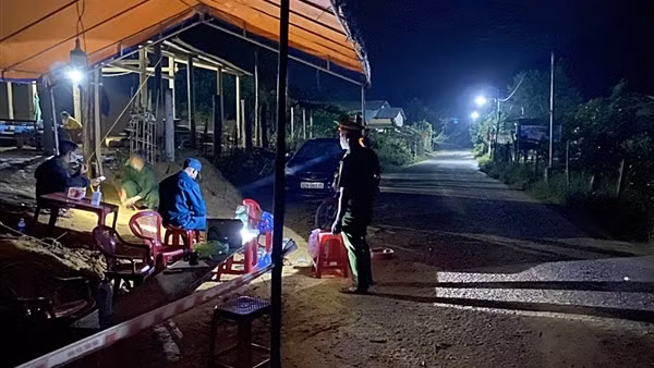 Công an phường kể chuyện trực chiến ở khu cách ly ảnh 3