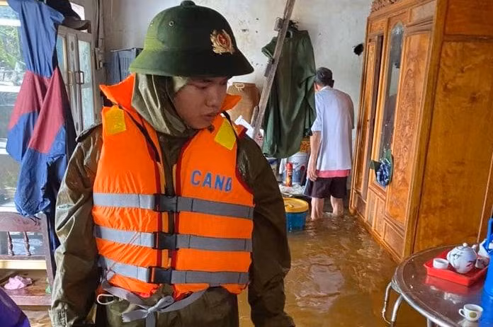 Công an nỗ lực giúp dân phòng tránh lũ -0