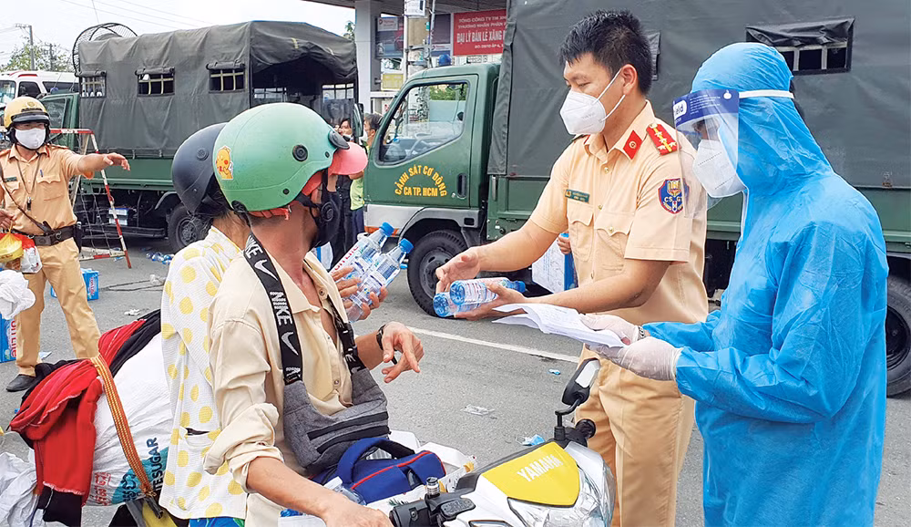 Cảnh sát giao thông phục vụ hiệu quả “mục tiêu kép”&nbsp; -0