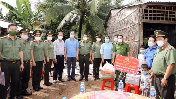 Chủ động nắm chắc tình hình, bảo vệ tuyệt đối an toàn các sự kiện của đất nước, địa phương ảnh 13