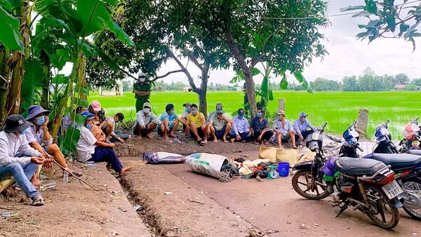 Phá trường gà ngay trung tâm thành phố, bắt giữ 18 con bạc ảnh 2