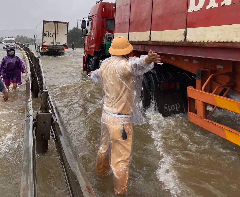 Công an huyện Phú Lộc dầm mình trong mưa lũ để chống dịch, đảm bảo an toàn giao thông -0