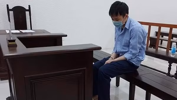 Người đàn ông bất ngờ đập tủ trưng bày, cướp vàng rồi tháo chạy ảnh 4