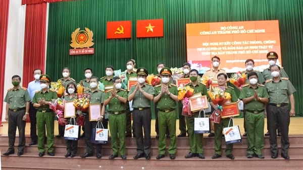 Chiến sĩ Công an luôn có mặt ở tất cả tuyến đầu, ở đâu nhân dân cần đều có ảnh 6