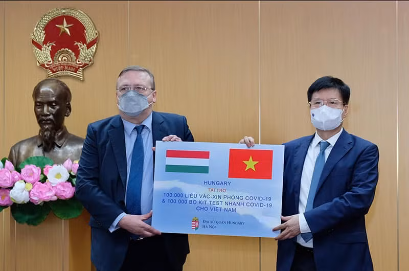 Bộ Y tế tiếp nhận 100.000 liều vaccine và 100.000 kit xét nghiệm nhanh của Chính phủ Hungary -0