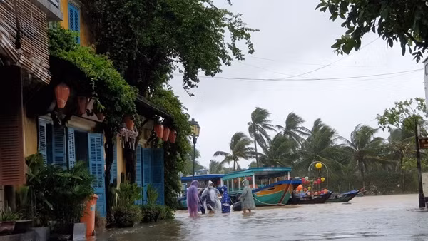 Phố cổ Hội An ngập sâu trong biển nước