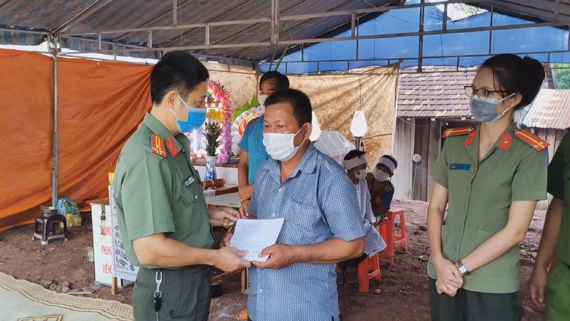 Cán bộ, chiến sỹ Công an huyện Buôn Đôn vận động hỗ trợ gia đình bé gái bị đuối nước -0